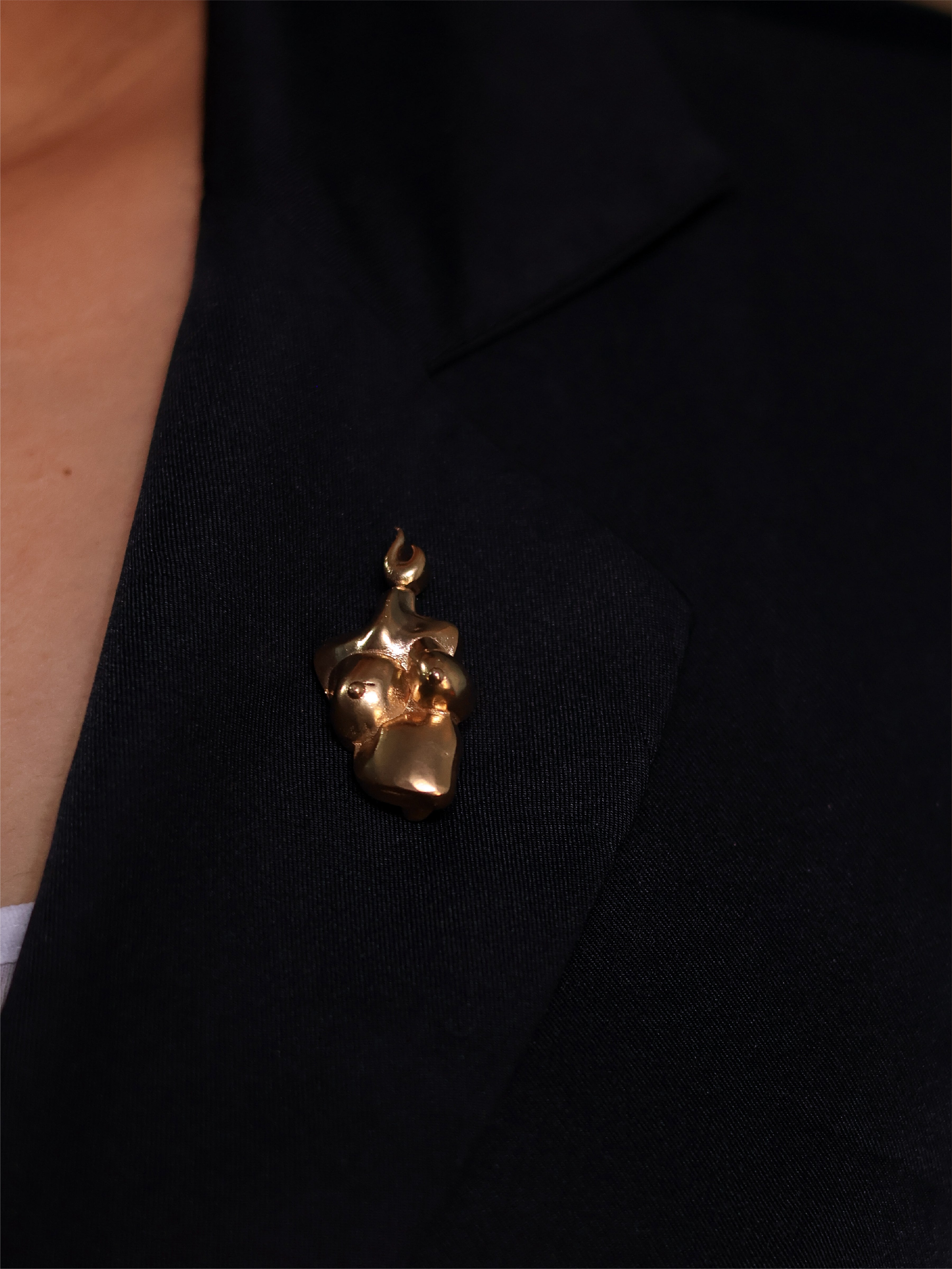 The bare bust - brooch