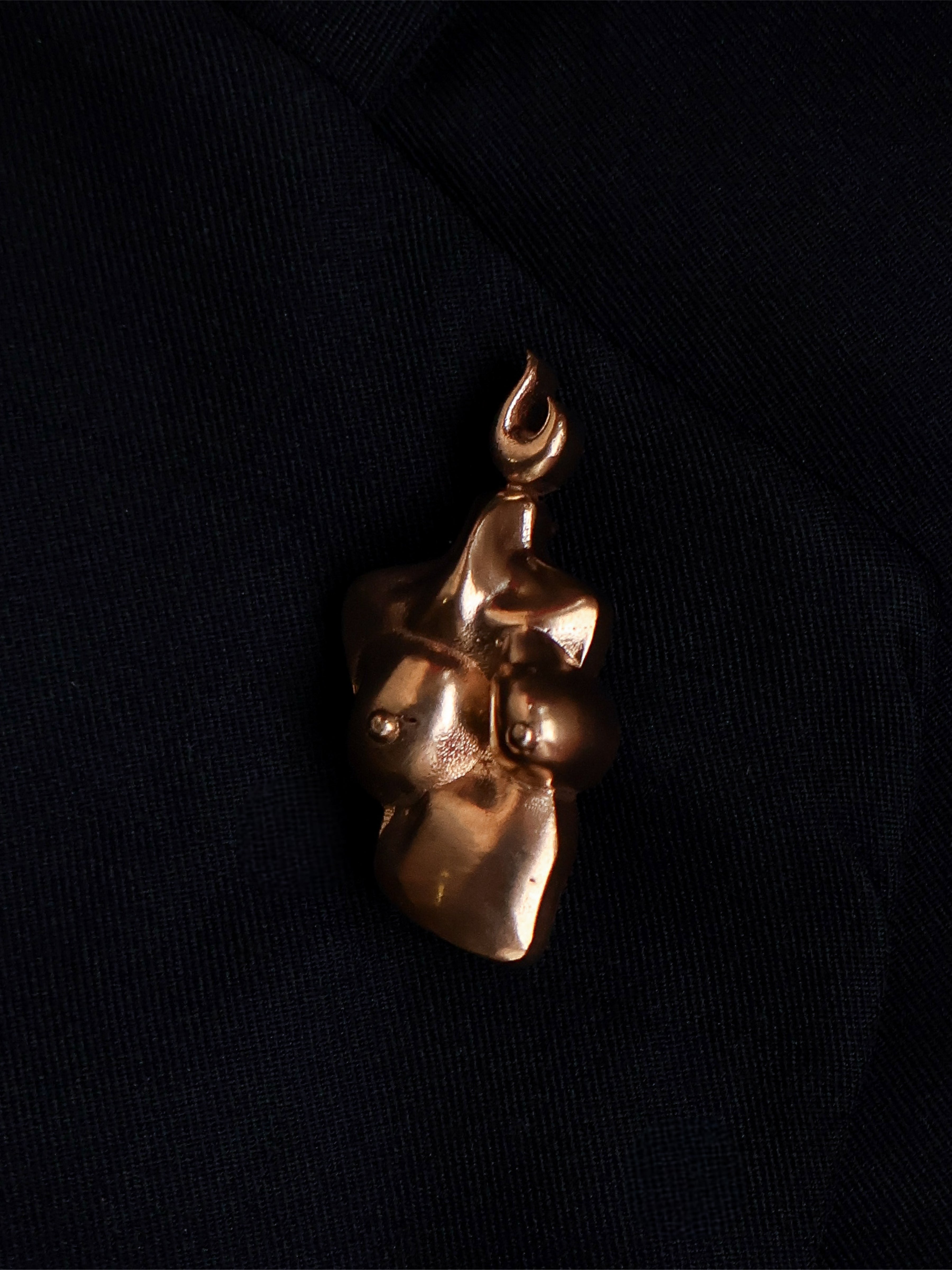 The bare bust - brooch