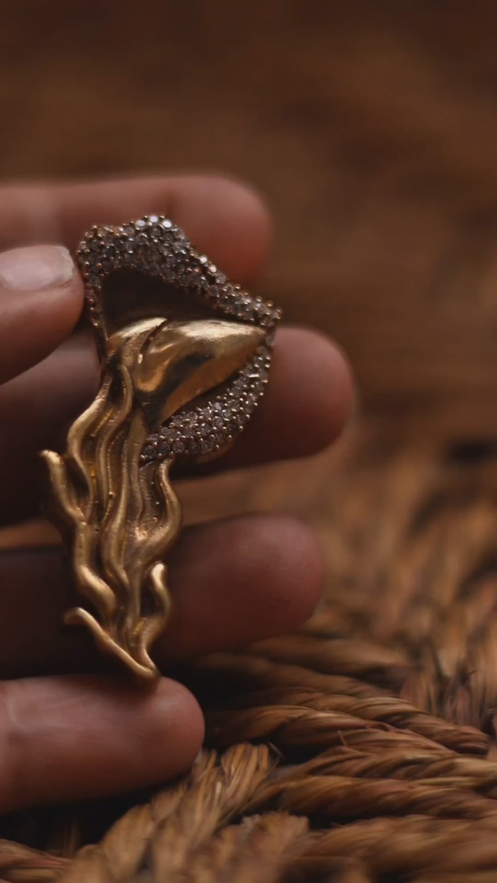 The molten lips - brooch