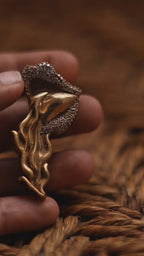 The molten lips - brooch