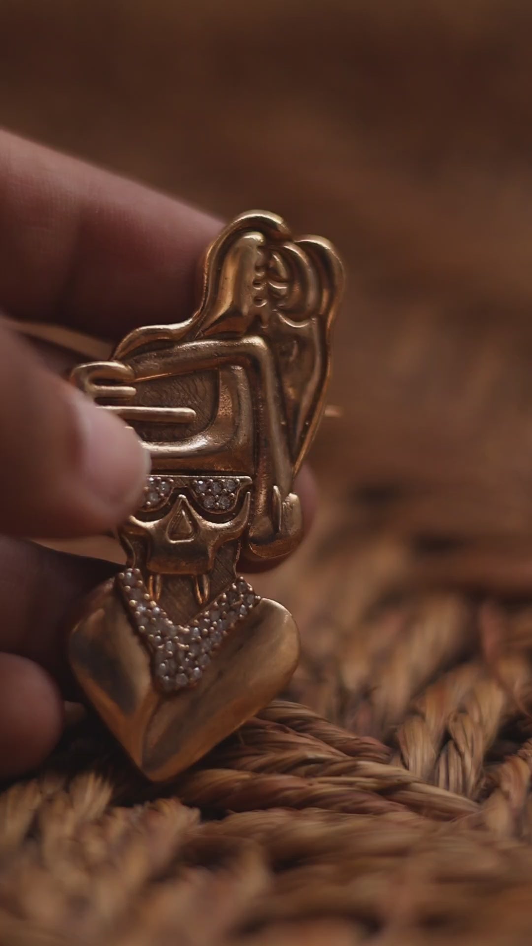 The flippin Lady - brooch